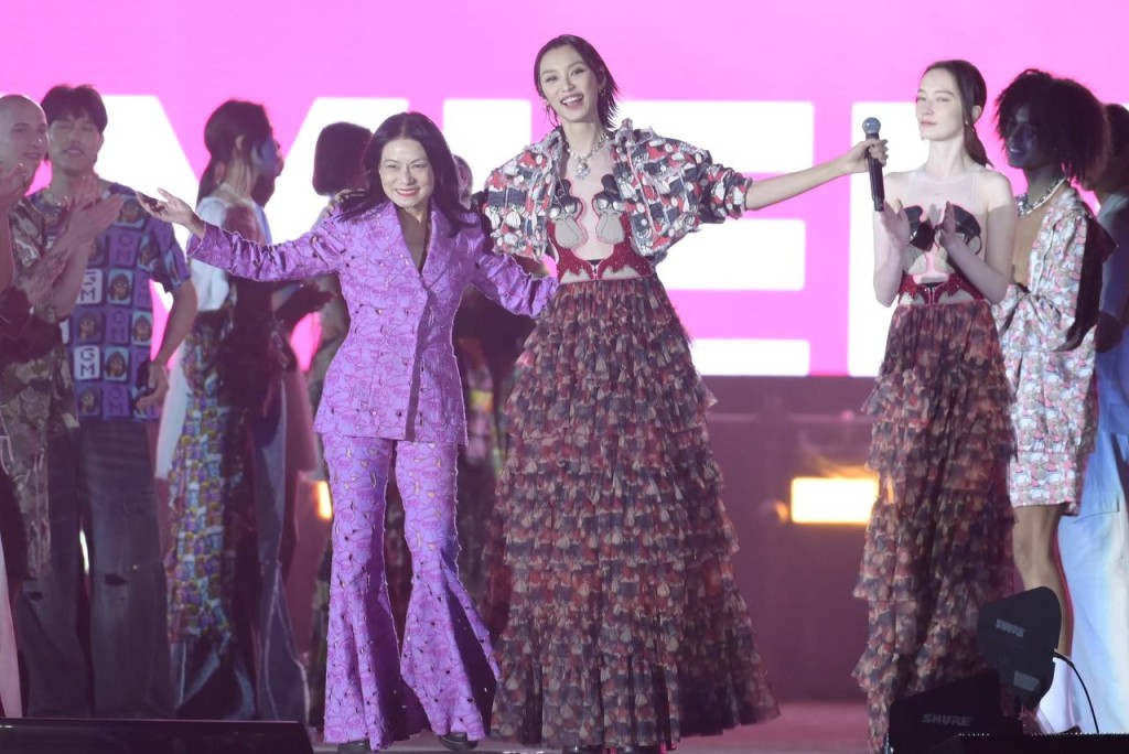 王丹妮獻唱Lady gaga的《Born This Way》。